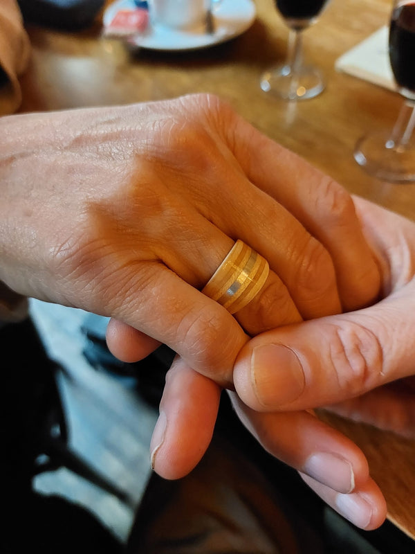 een aanzoek met een unieke timberring van hout en edelmetaal