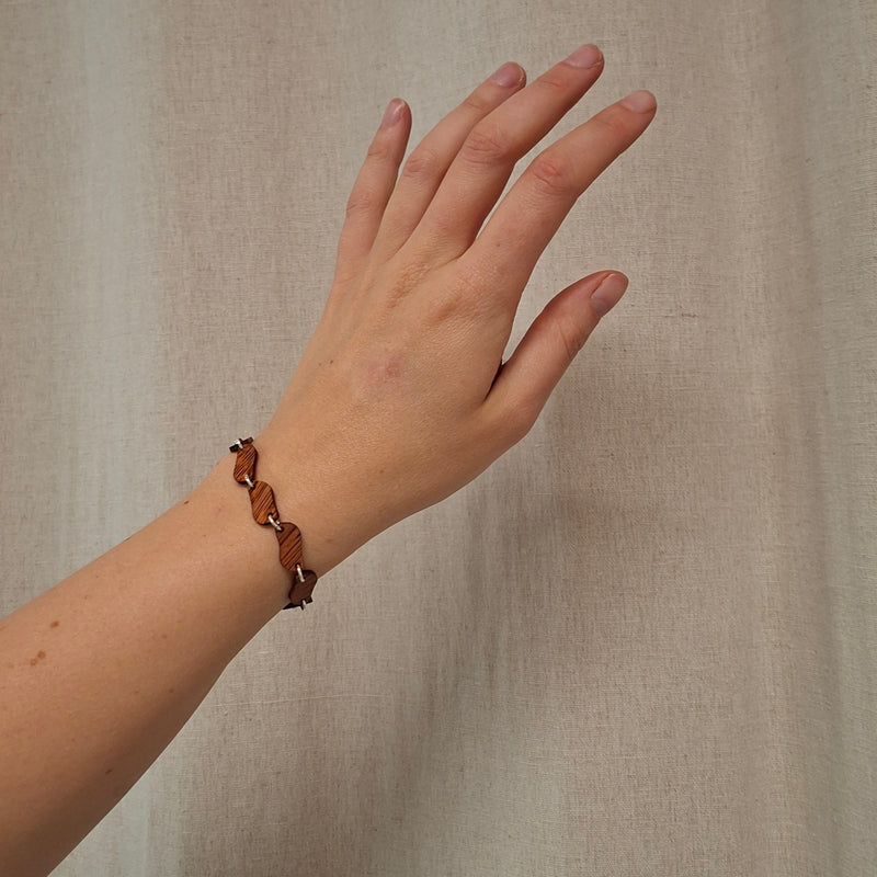 Roodbruine merbau armband met zilveren verbindingselementen