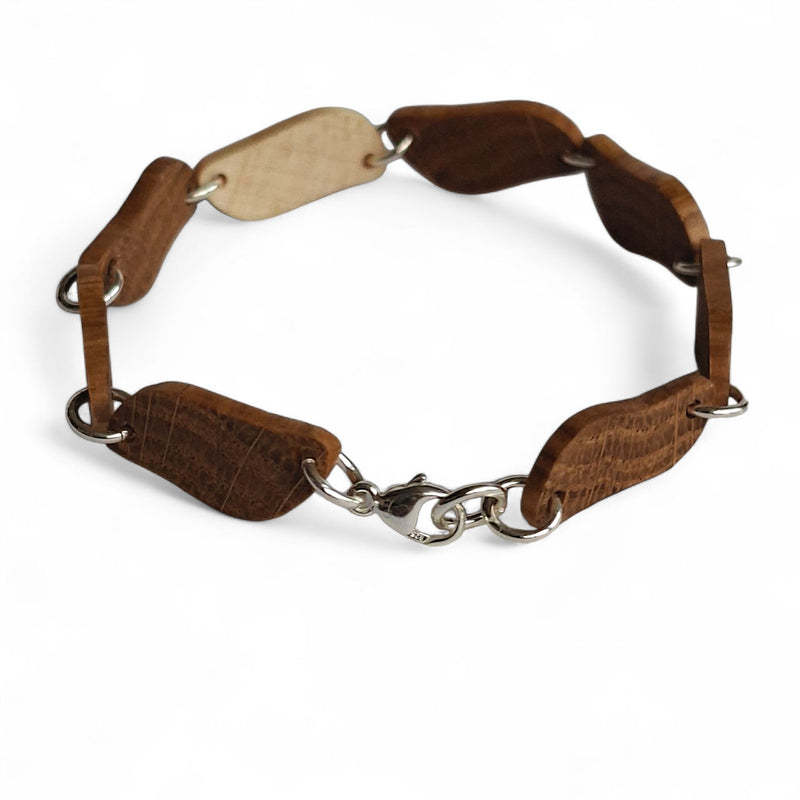 Eikenhouten armband met fijne nerfstructuur en zilveren oogjes tussen de schakels