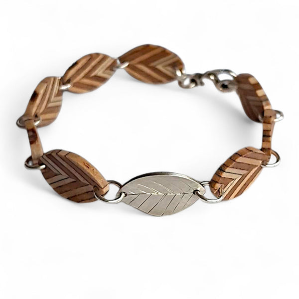 Houten armband met zilveren schakel, handgemaakt van duurzaam resthout