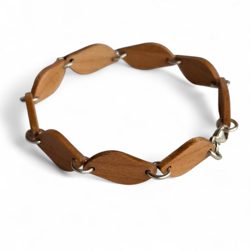 Handgemaakte armband van esdoornhout met zilveren verbindingen, gemaakt van restmateriaal
