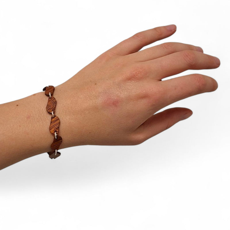 Merbau armband met zilveren details, handgemaakt in het TimberRing atelier