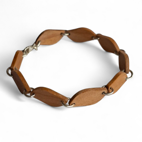 Houten armband van esdoorn en zilver met zachte, lichte tekening