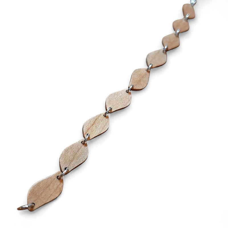 Armband van licht esdoornhout met zilveren oogjes subtiel en verfijnd