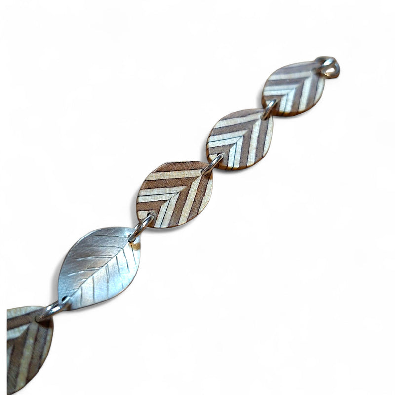 Armband met afwisselende schakels van hout en zilver, gemaakt van restmateriaal