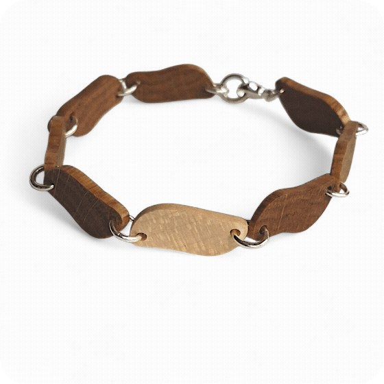 Eiken en esdoorn armband met zilveren accenten, handgemaakt in het TimberRing atelier