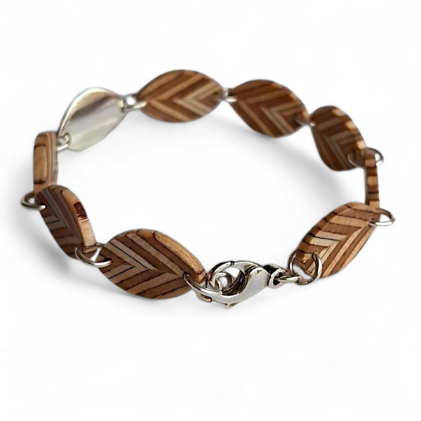 multiplex armband met zilveren schakel, handgemaakt van duurzaam resthout